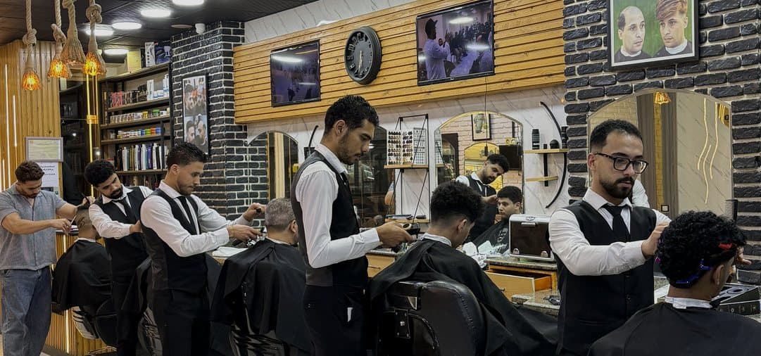 كباتن Memo Barbershop أثناء خدمة العملاء داخل الفرع